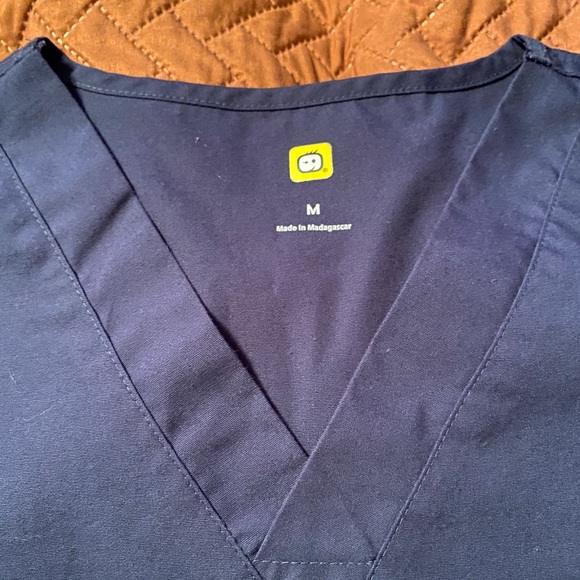 WonderWink navy scrub top. Size Med - Picture 4 of 4